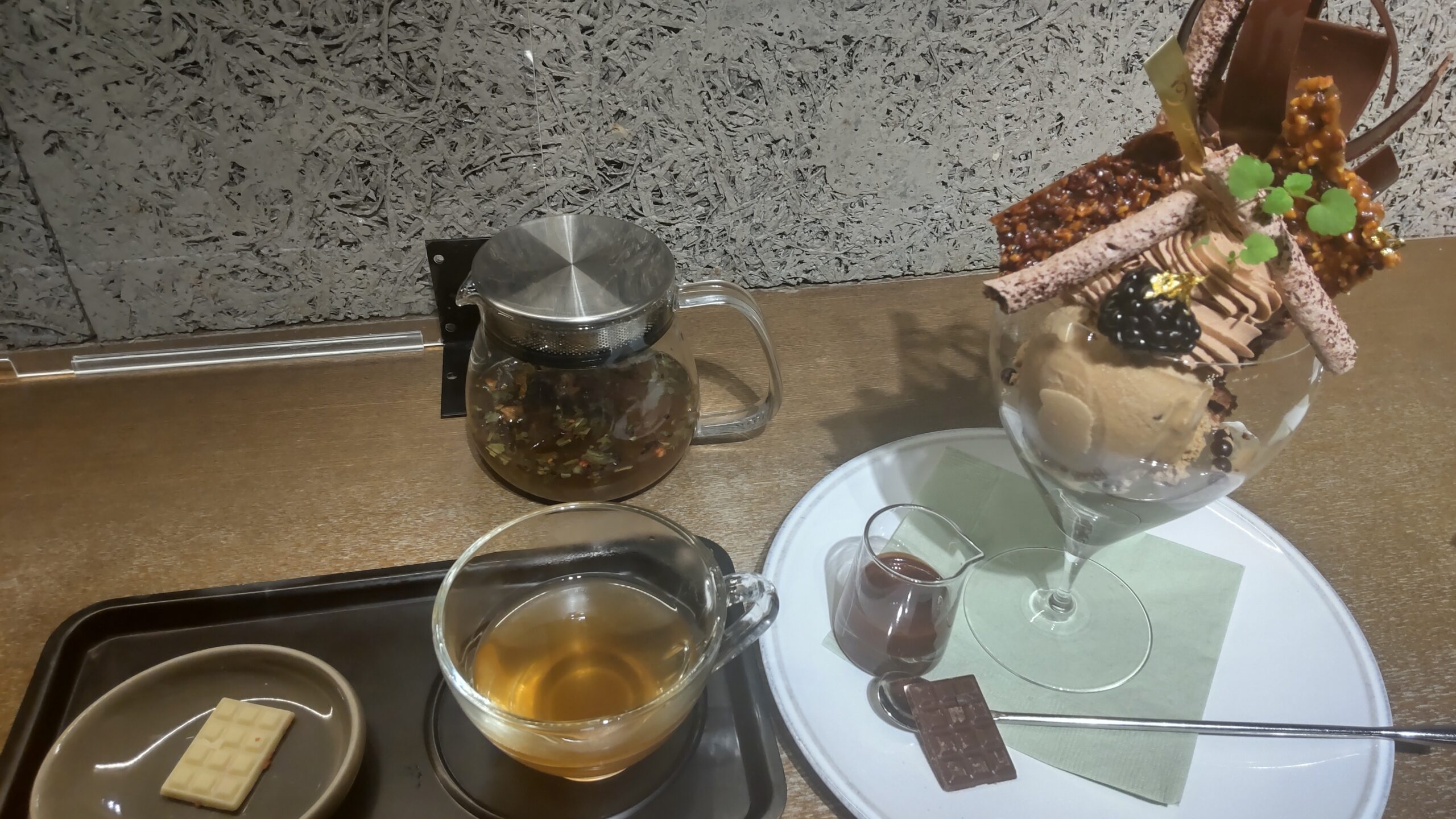 カカオダージリンの紅茶とショコラティエ