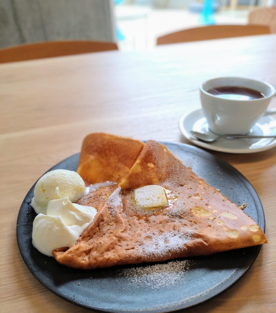 トッピングをしたホットクレープ