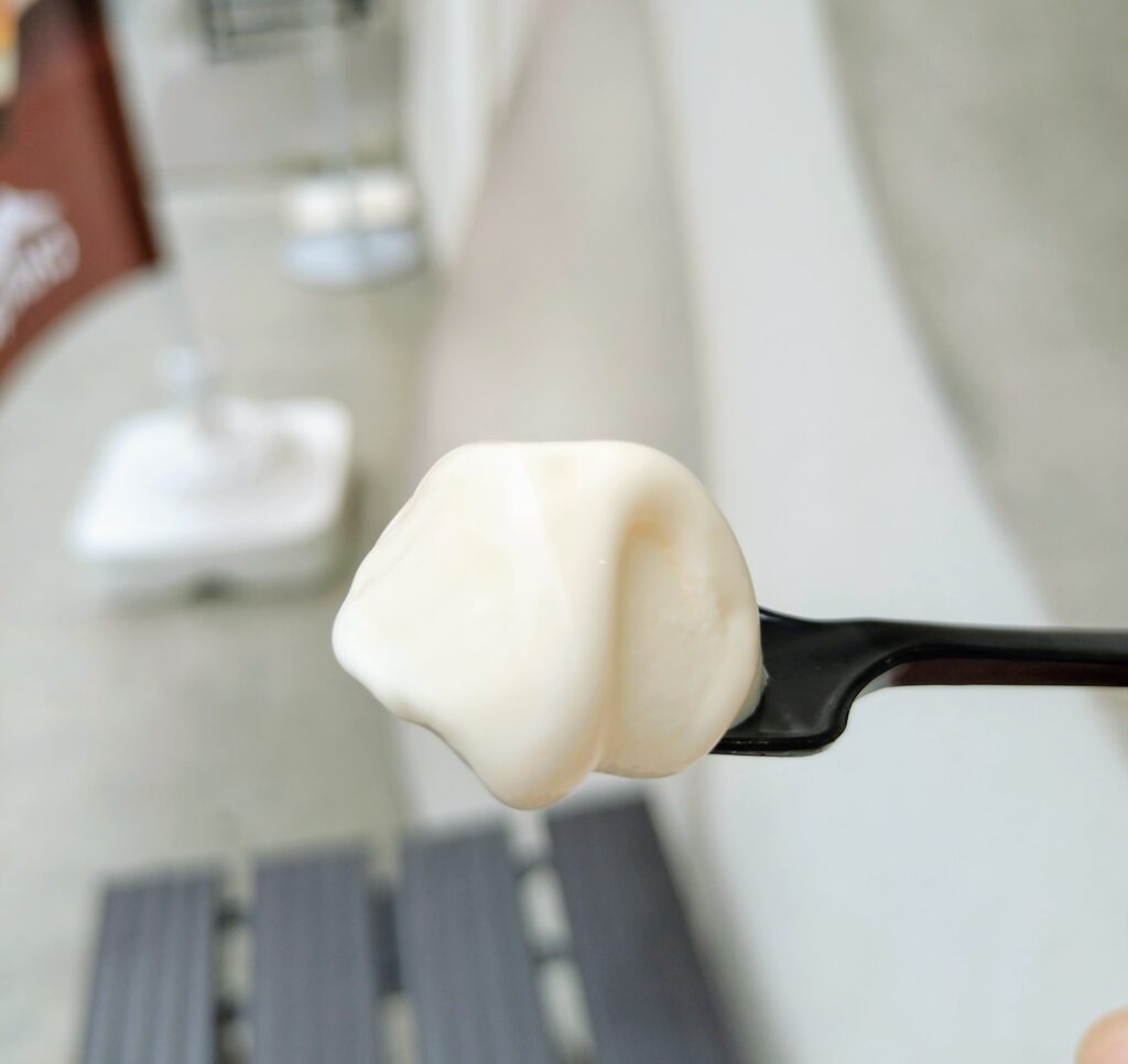 プレミアム北海道発酵バターソフトをスプーンですくったところ