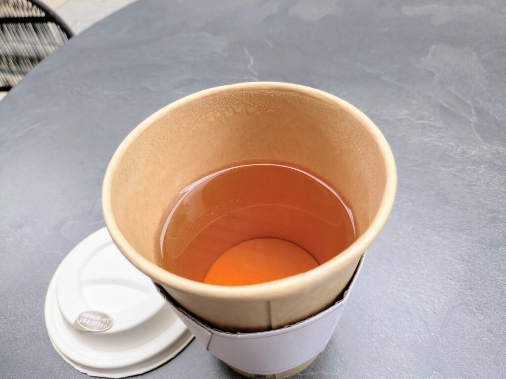 カップの蓋を取って見える中身の紅茶