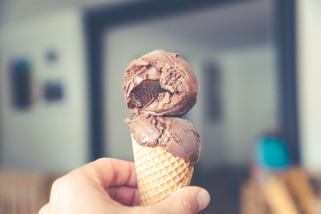 コーンに乗ったチョコレートアイスクリーム