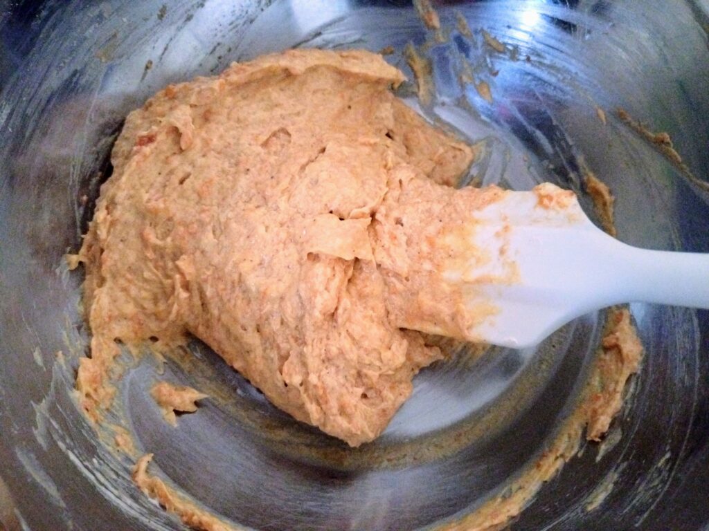 粉類を入れて混ぜているところ 粉類を入れて混ぜているところ