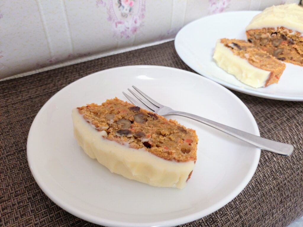 カットしてお皿に乗せたキャロットケーキ カットしてお皿に乗せたキャロットケーキ