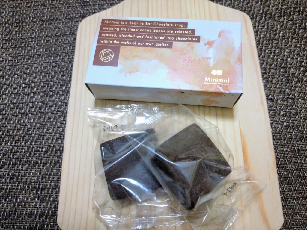 箱から出したクッキー（茶の箱はナッツの香り）
