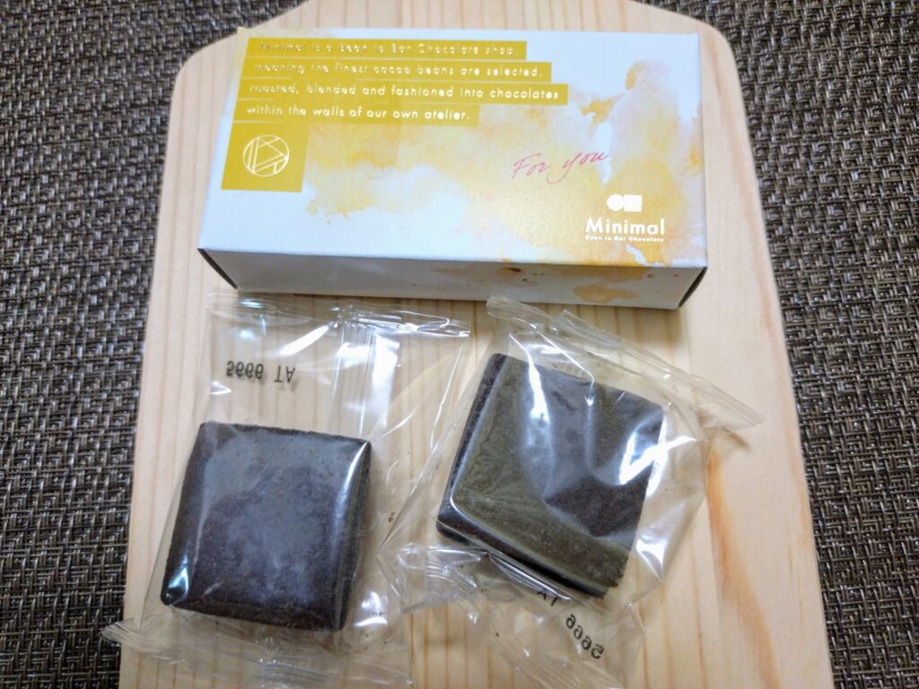 箱から出したクッキー（黄の箱は果実の香り）