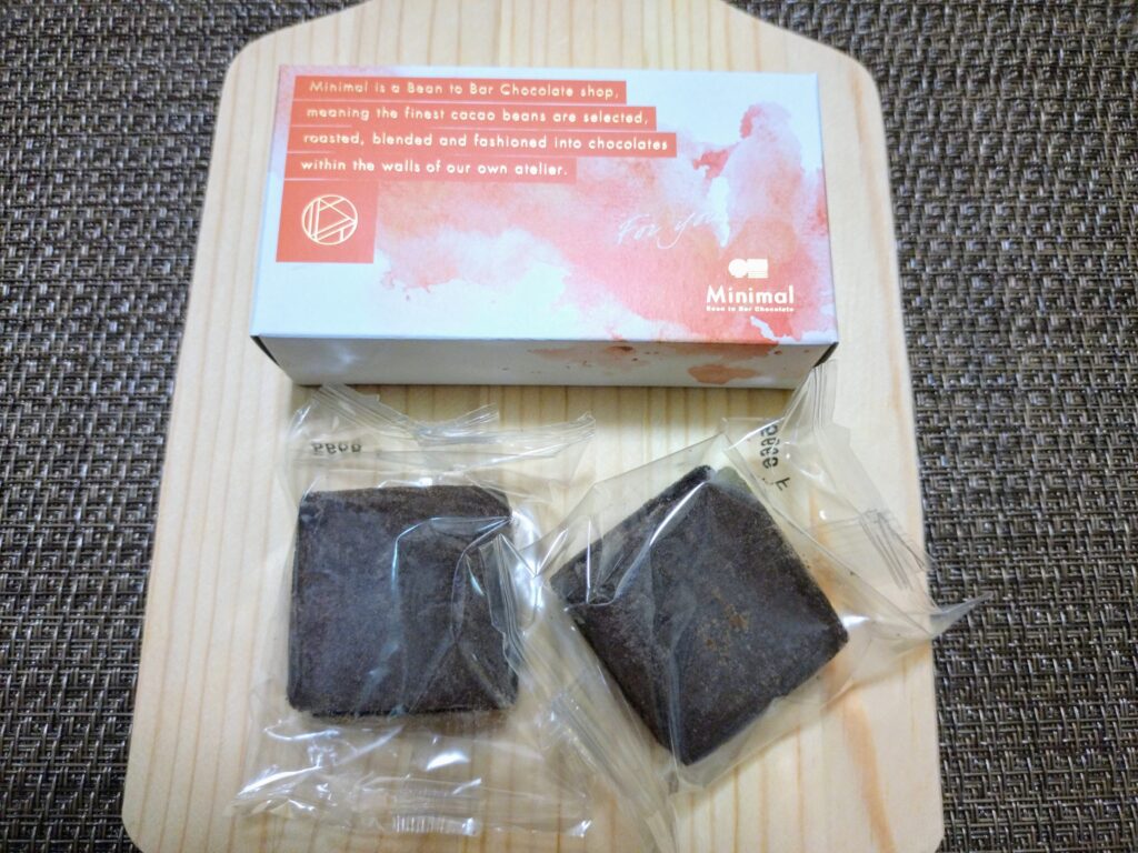 箱から出したクッキー（橙の箱はベリーの香り）