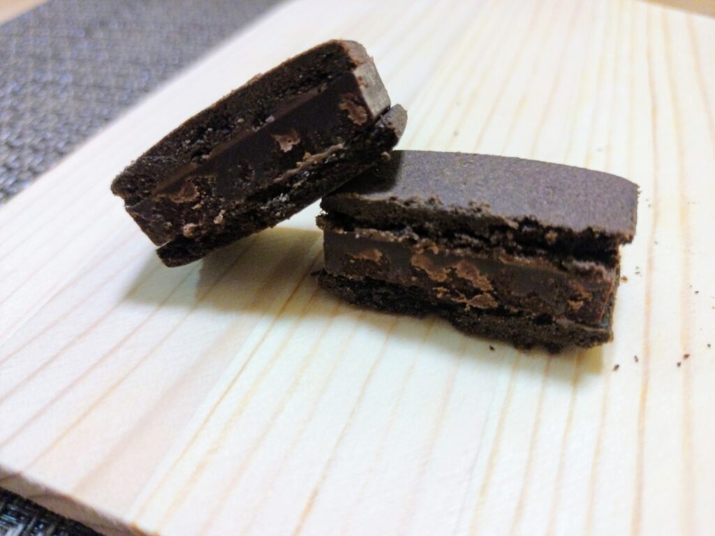 クッキーを半分に割ったところ