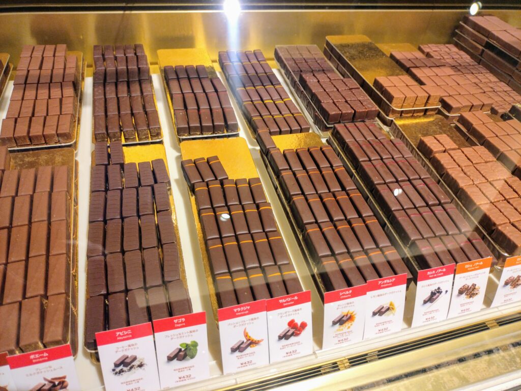 ショーケースに並んだショコラ