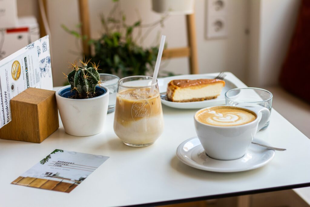 テーブルに並んだコーヒーとスイーツ