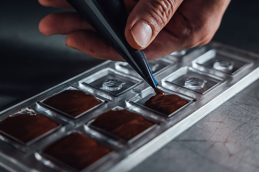 チョコレートを型に流すところ