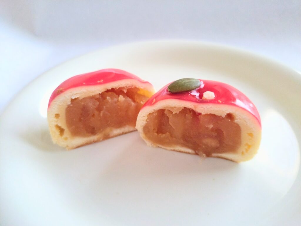 摘み果 林檎を半分に割ったところ