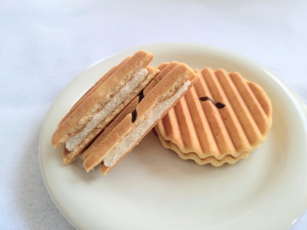 プレミアム千寿せんべいを半分に割ったところ