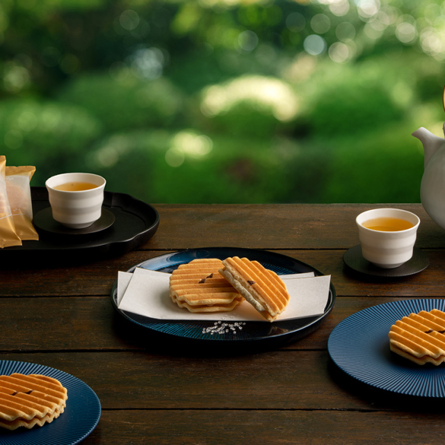 千寿せんべいとお茶のテーブルセッティング