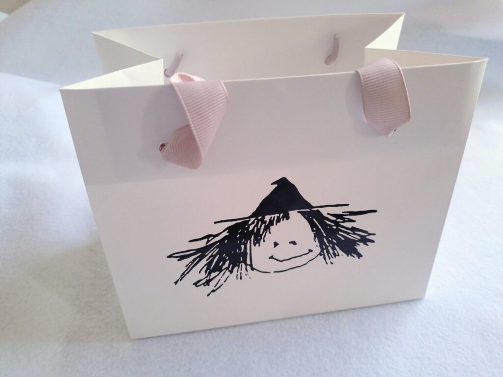 魔女のイラストが描かれたショッピング紙袋