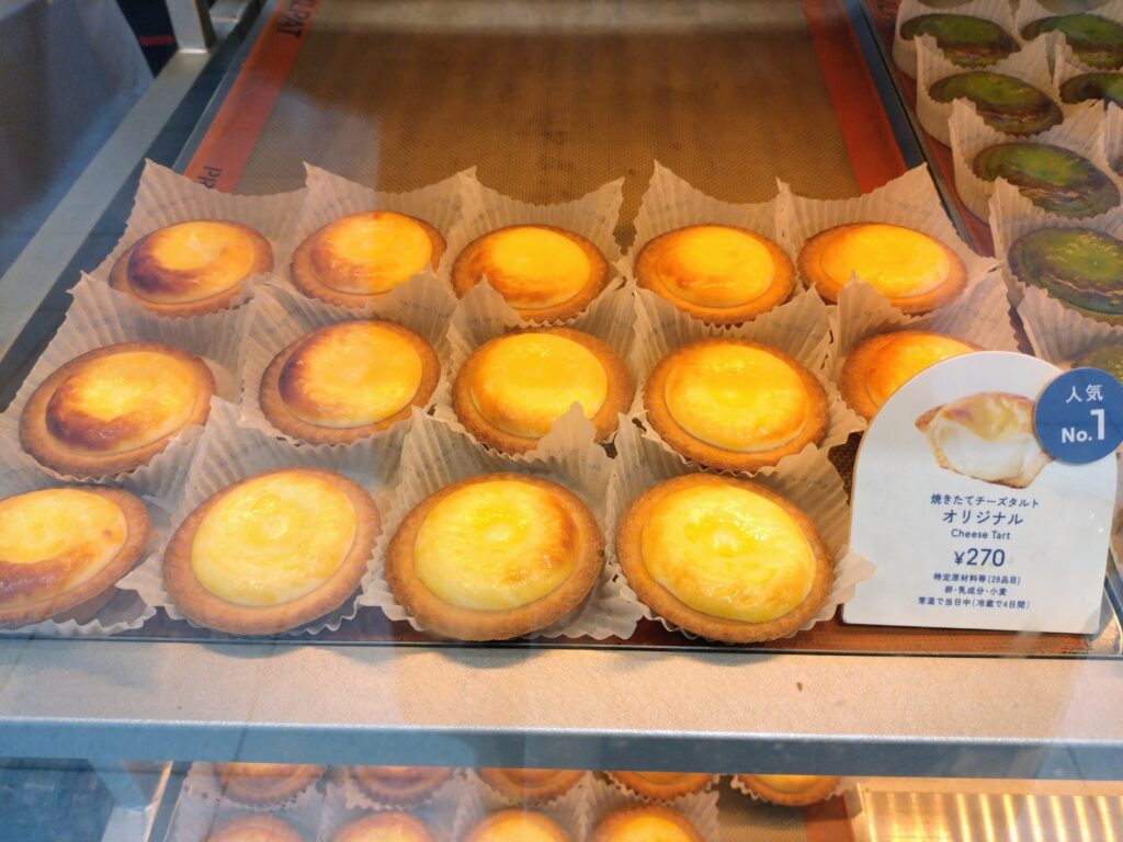 店頭に並ぶ焼き立てチーズタルト　オリジナル