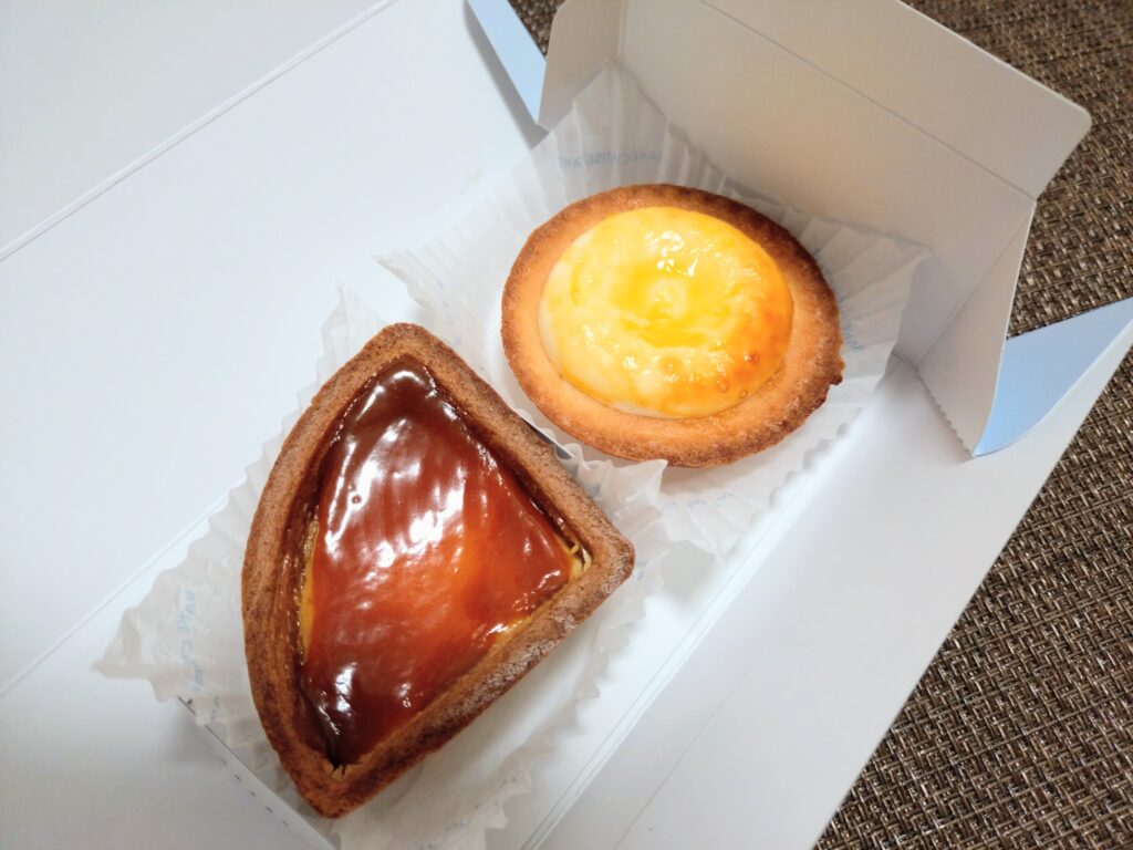 箱に入ったオリジナルタルトと焦がしキャラメルチーズタルト