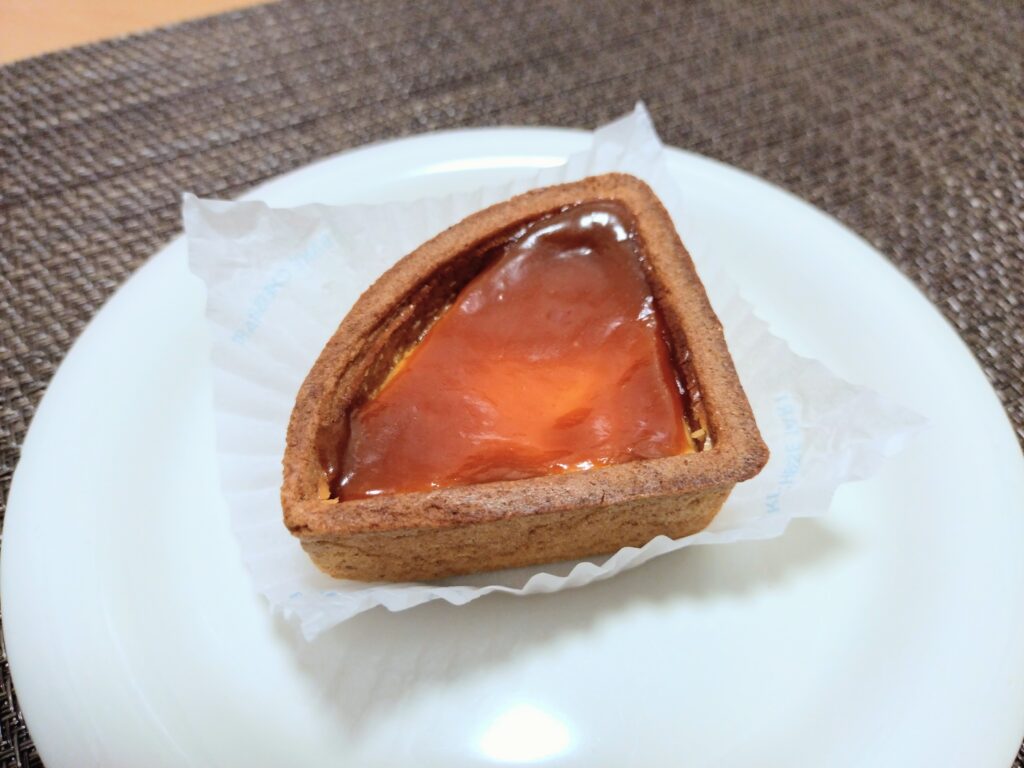 お皿に出した焦がしキャラメルベイクドチーズ