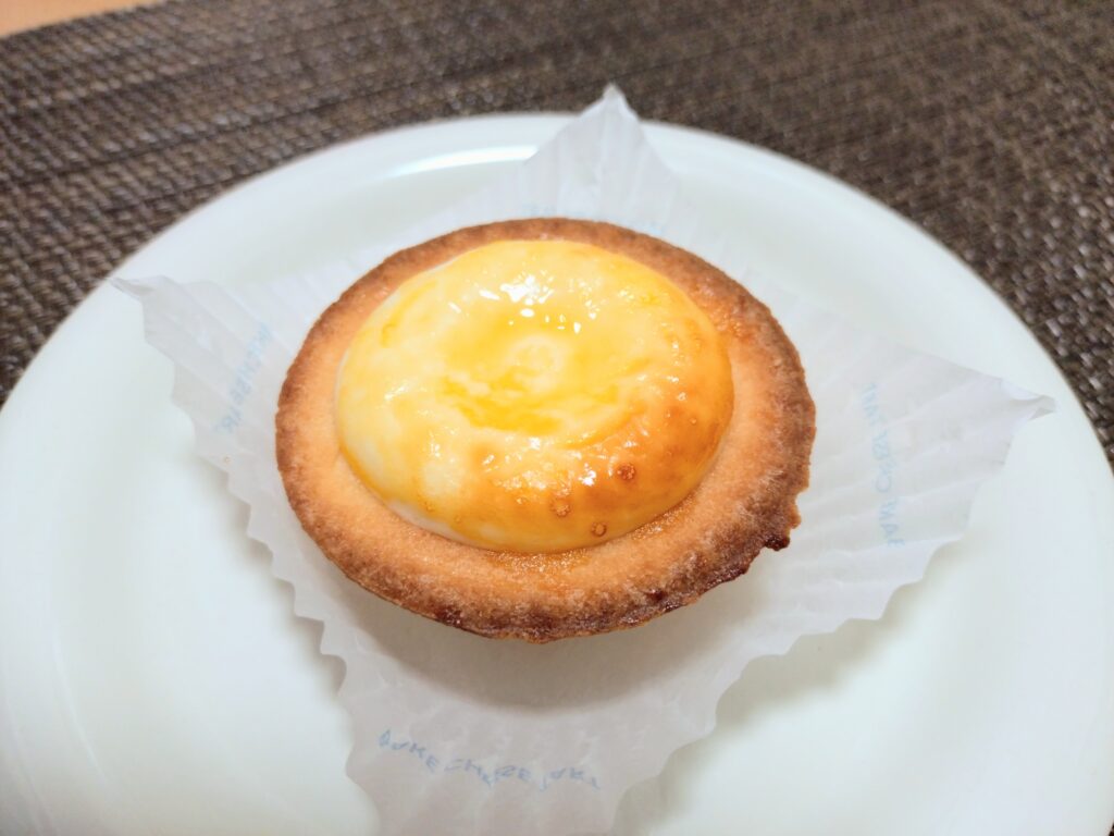 お皿に出したオリジナルチーズタルト