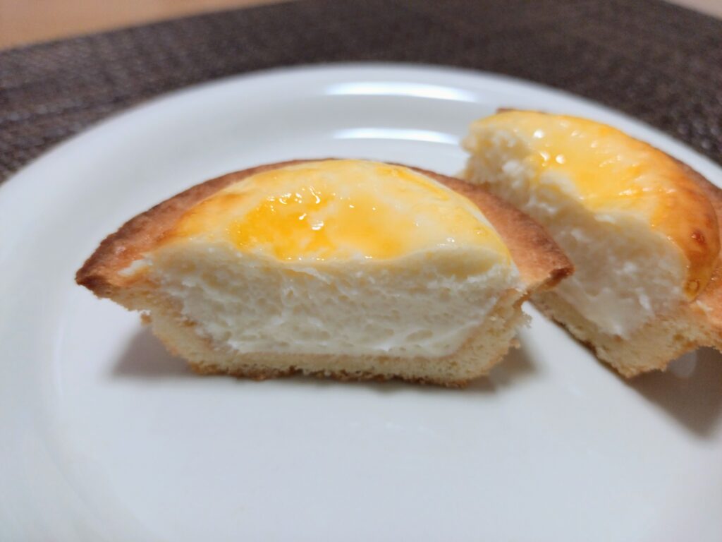 半分に切ったオリジナルチーズタルト