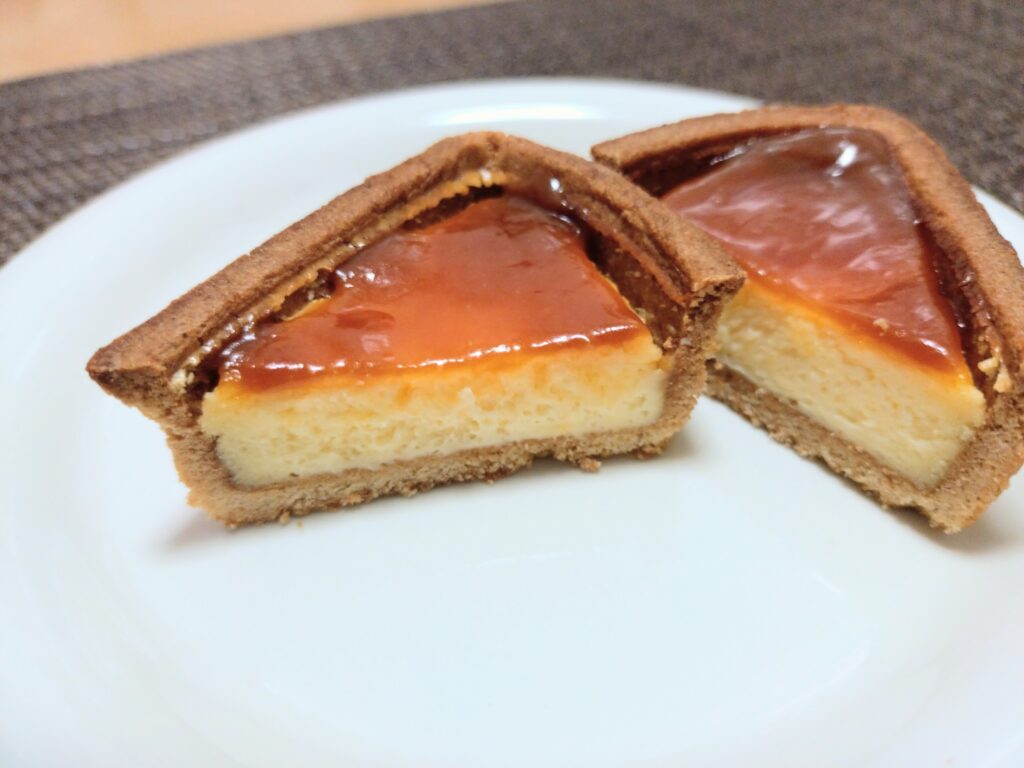 半分に切った焦がしキャラメルベイクドチーズ