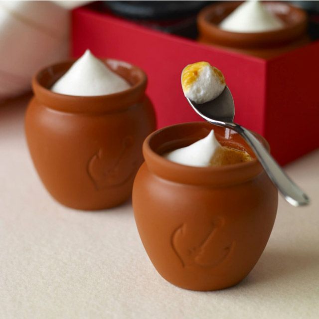 ４個入りの壺プリンを箱から出してスプーンですくったところ